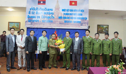 Các đơn vị chúc mừng các học viên Lào nhân dịp ngày Quốc khánh.